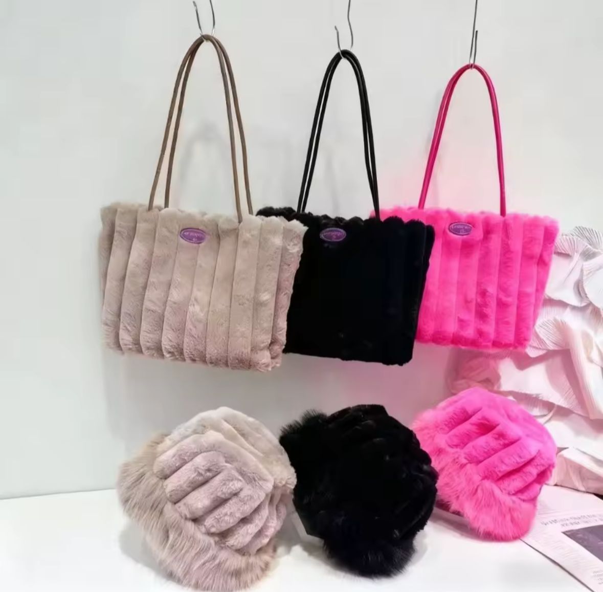 CARTERA PELUCHE CON GORRO
